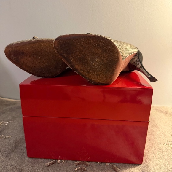 Nina Ricci bow accent snake skin, high heel booties. - Picture 4 of 5